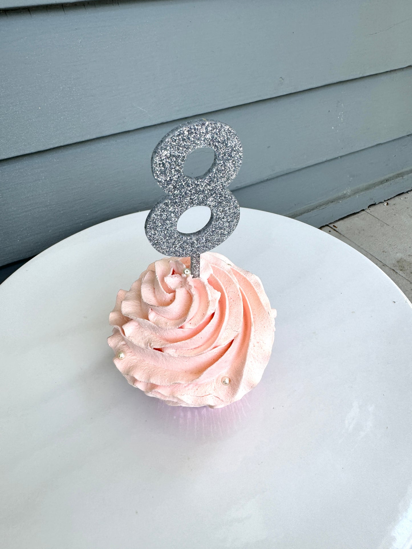 8 Treat Topper